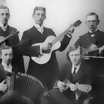 Musiken stod högt i kurs i det sandblomska hemmet. Här på bilden det "band" där Yngve spelade gitarr. Brodern Waldemar står till vänster.